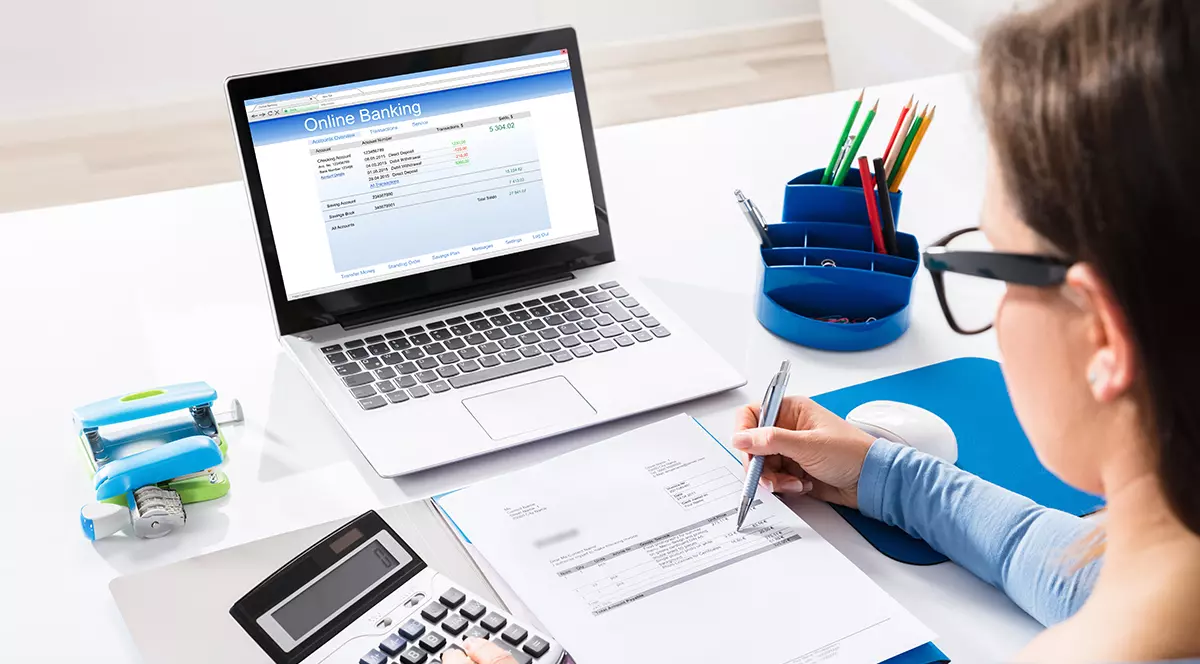 Care sunt joburile în pericol să fie înlocuite de inteligența artificială și cât se câștigă în aceste domenii în România