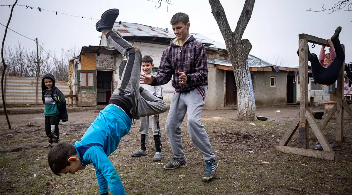 Reportaj într-o familie săracă, dar veselă. „Ceilalţi copii râd de pâinea noastră cu gem! Noi o împărţim cu câinii satului”