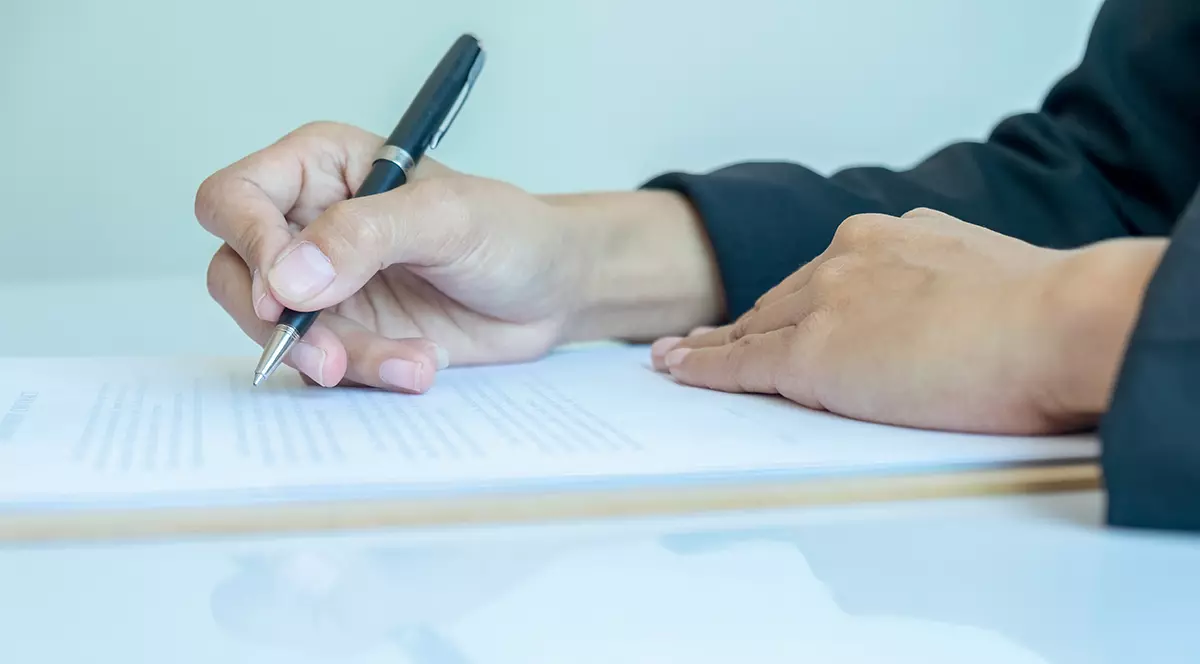 O angajată de la o Casă de Ajutor Reciproc a Pensionarilor din Suceava este acuzată că a furat 1,6 milioane de lei falsificând aproape 2.000 de documente