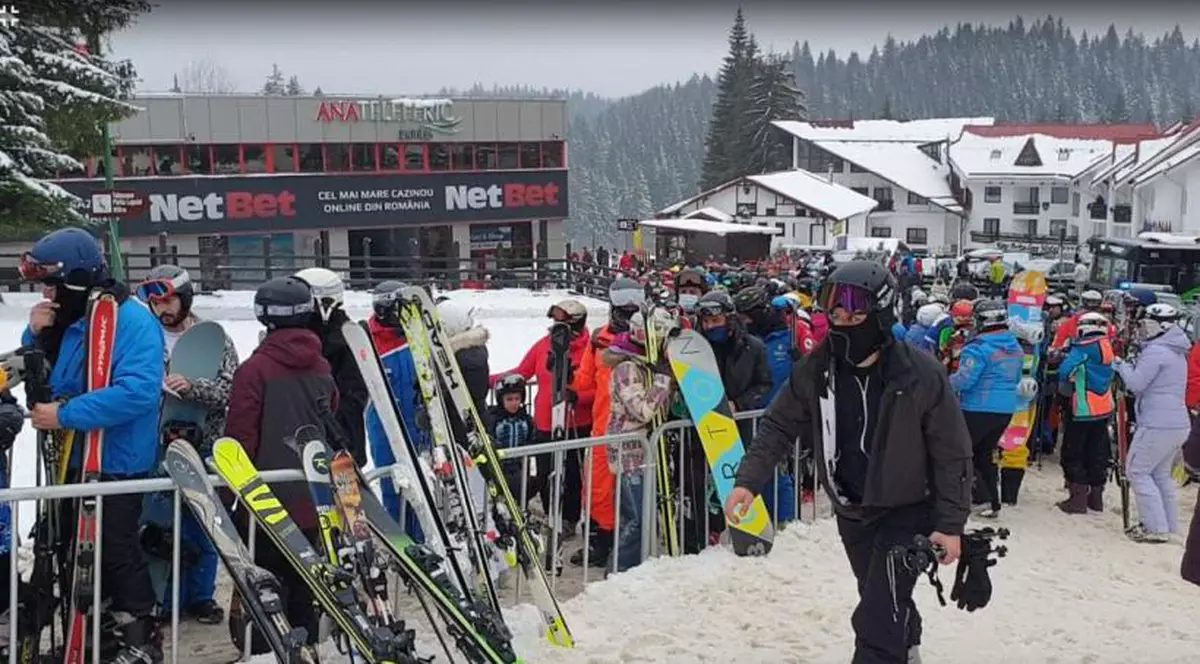 E din nou aglomerație în stațiunile montane. Turiștii au format cozi uriașe la telegondolă