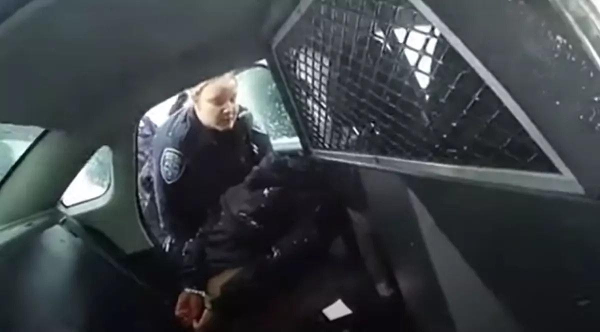 VIDEO | O fetiță de culoare, încătușată și stropită cu spray iritant de polițiștii americani. Copila are doar 9 ani