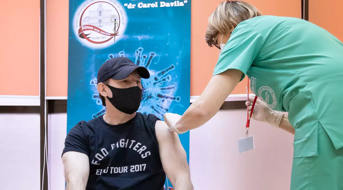 Premierul Florin Cîțu, la rapel într-un tricou cu numele unei trupe rock. „Intenția mea este să ajungem la 100.000 de vaccinuri pe zi”