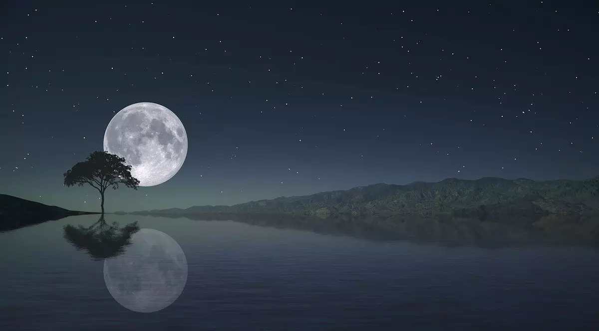 luna plina februarie 2021 - proiectia lunii pline pe apa