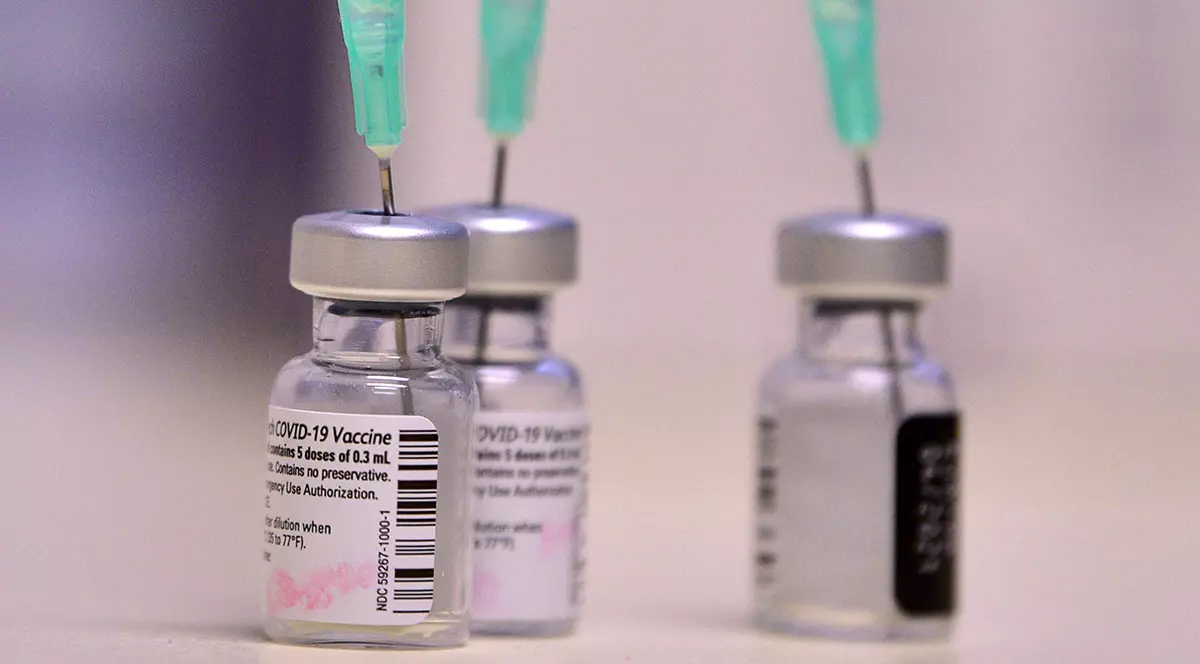 ISU Arad: Trei flacoane de vaccin Pfizer ar fi fost aruncate, din greșeală, la gunoi la un centru din Ineu. DSP face cercetări