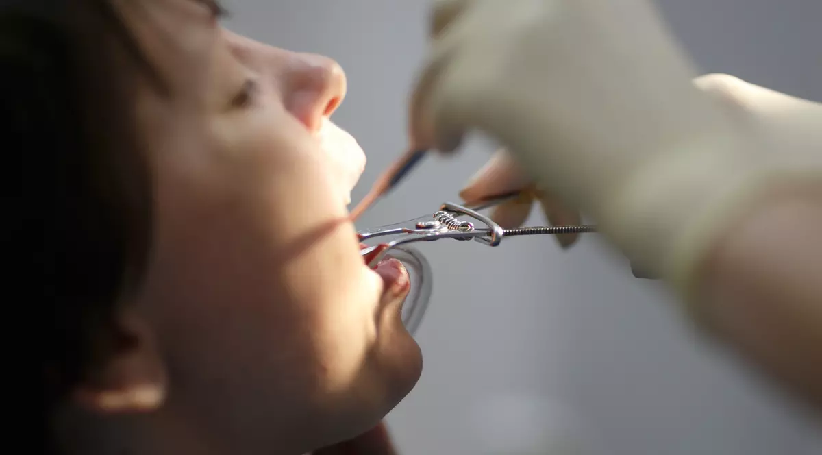 Falsul dentist din Prahova, trimis în judecată la doi ani după ce a fost reclamat