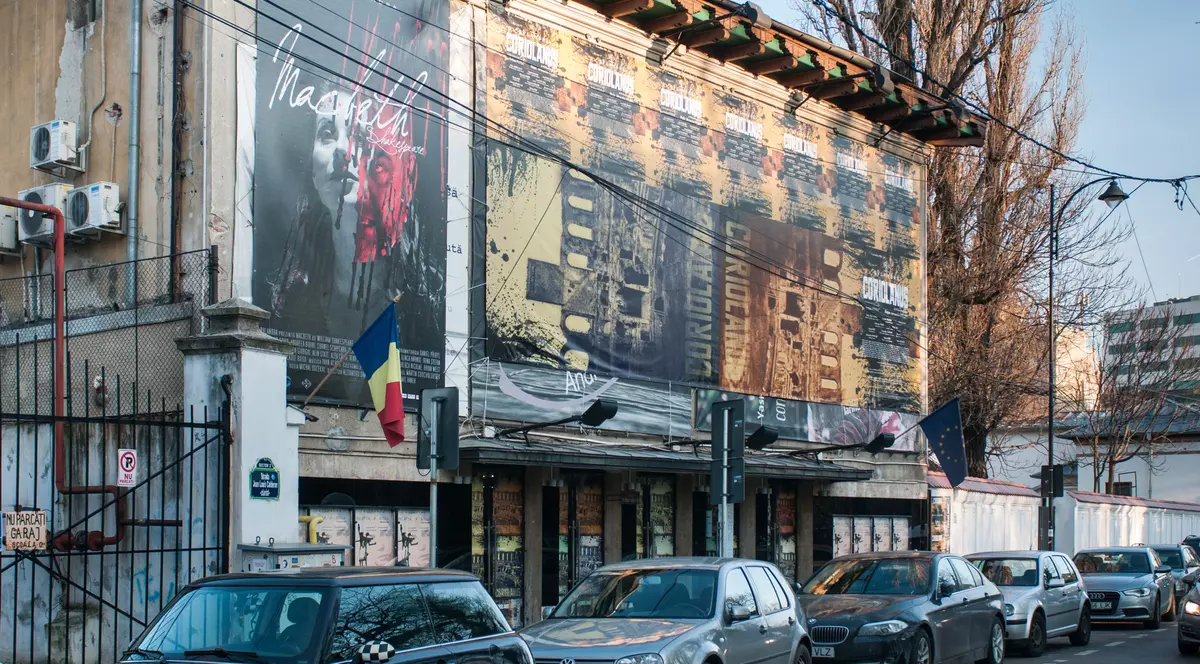 Probleme la Teatrul Bulandra, unde se simte un miros puternic de fum. Pompierii verifică subsolul clădirii