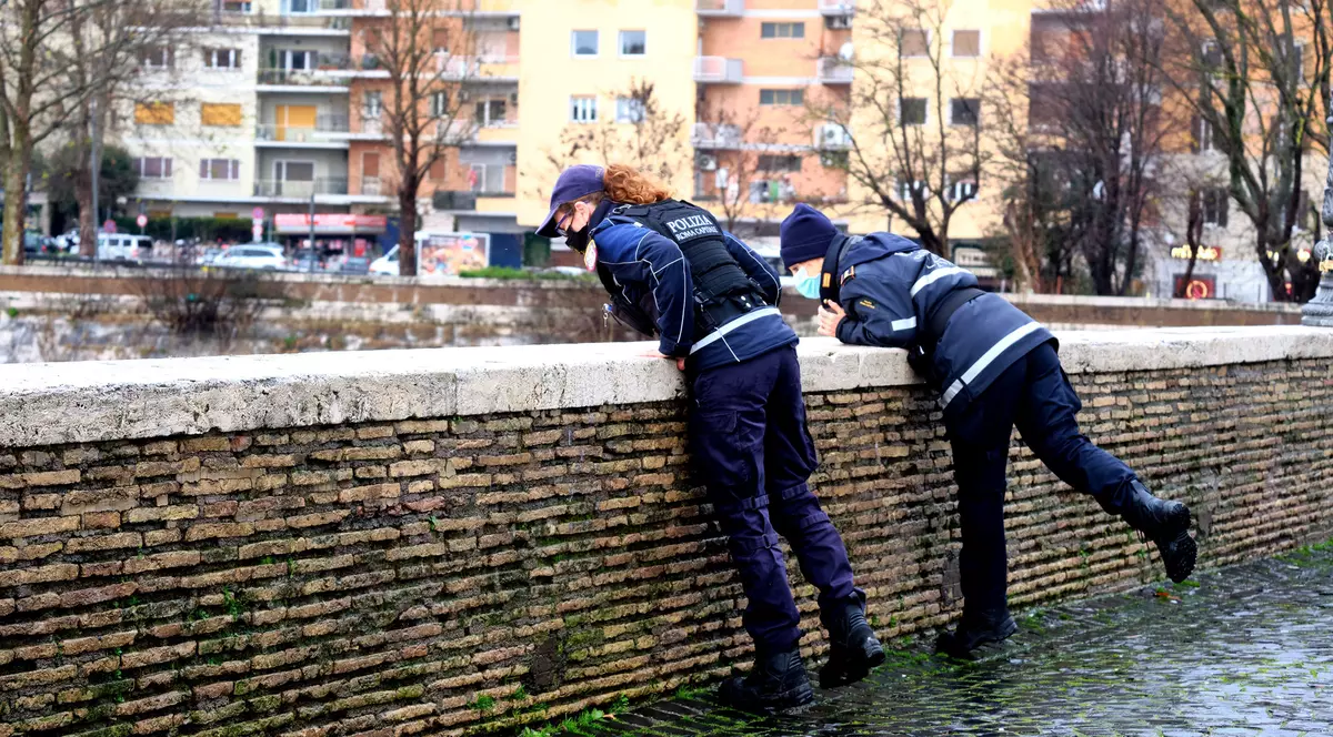 O femeie a murit după ce s-a aruncat de pe un pod din Italia cu copilul de un an și jumătate în brațe