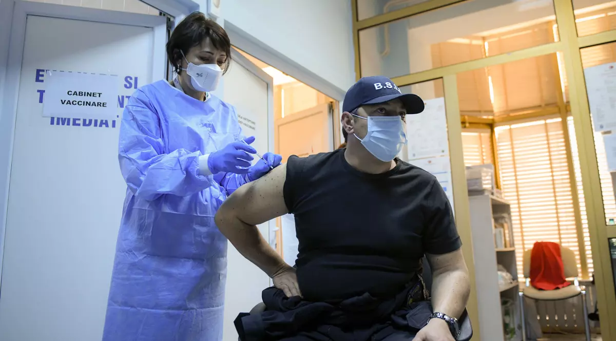 Studiu: Vaccinul anti-COVID-19 reduce riscul de transmitere a coronavirusului