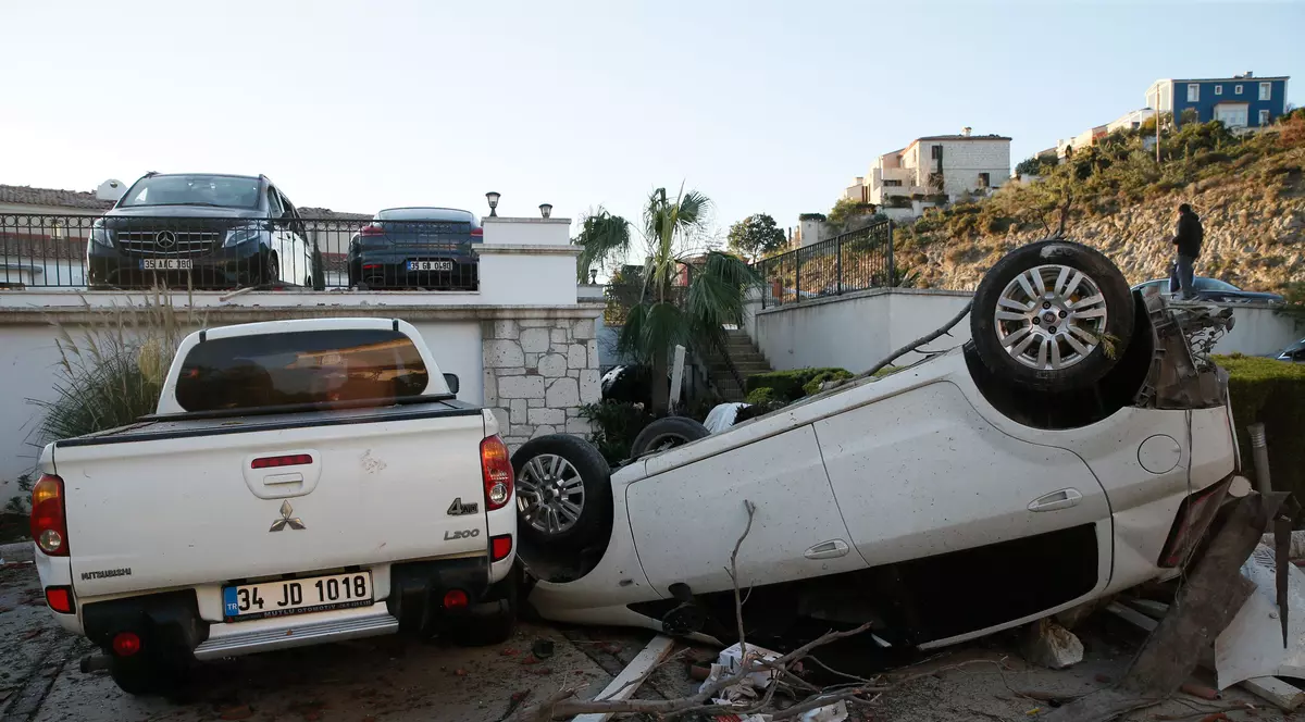 VIDEO | Distrugerile provocate de o tornadă, pe coasta Turciei. „Fără precedent. Mașinile au fost găsite la 8 metri de locul de parcare”