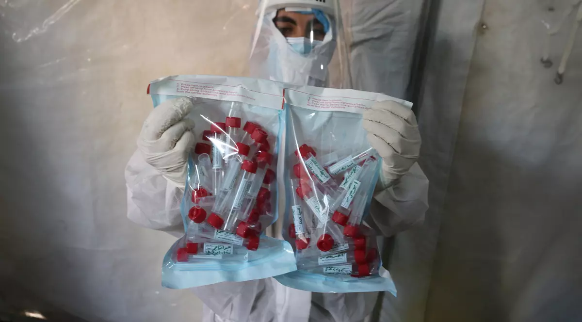 Lipsa pungilor de plastic pune în pericol producția de vaccinuri anti-COVID-19