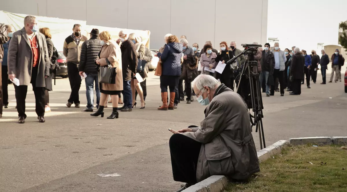 Sute de profesori au așteptat la coadă la Romexpo să se vaccineze anti-COVID. Foto: Dumitru Angelescu / Libertatea