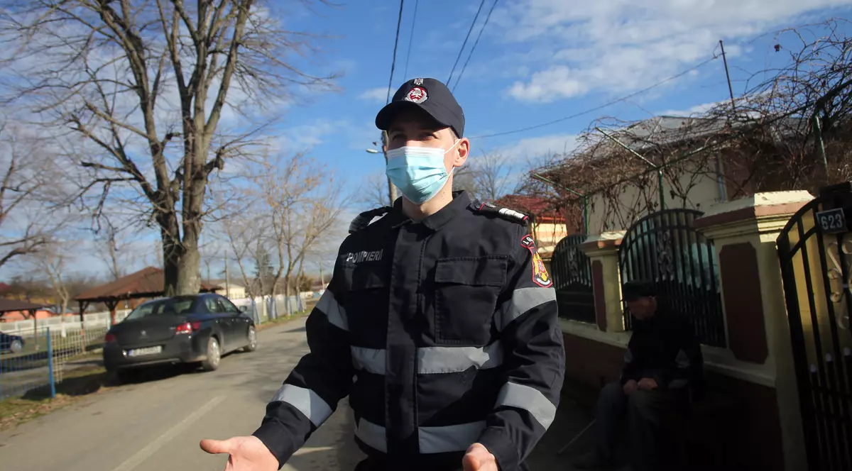 Povestea pompierului care și-a salvat vecinii în timpul liber, după explozia unei butelii. „Au fost intervenții unde am săpat cu mâinile goale”