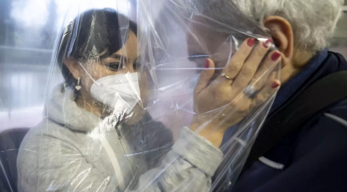 Ce libertate avem după ce ne-am vaccinat? Experții explică dacă este sigur să renunțăm la mască, să călătorim sau să ne întâlnim cu familia