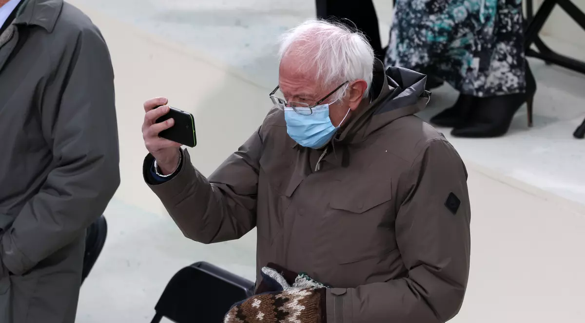 După ce au devenit virale pe internet, mănușile „Bernie Sanders” vor fi produse în serie