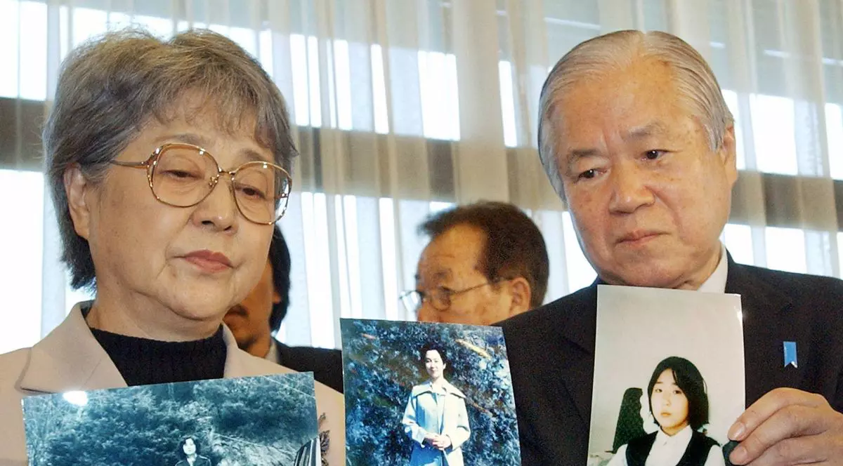 Răpită de pe plajă din Japonia și dusă în Coreea de Nord, unde a fost forțată să instruiască spioni. Soarta fetiței pe care mama încă o așteaptă acasă, chiar și după 44 de ani