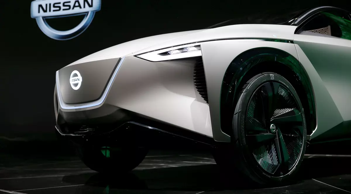 Nissan vrea să producă mașini electrice pentru Apple. Conceptul Nissan IMX cu logo-ul Nissan pe fundal