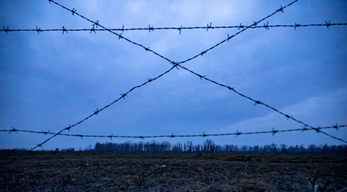 REPORTAJ | Parcul Memoriei Naţionale arată ca un tăpşan împrejmuit cu sârmă ghimpată. Ei au murit pentru ţară, noi zicem că pomii o să crească mai încolo