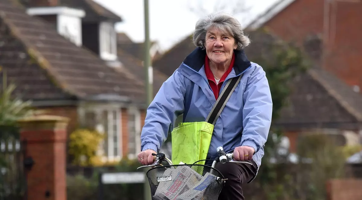 Cea mai bătrână poștăriță din Marea Britanie se trezește la 5 dimineața pentru a livra ziare și bate tot orașul Southampton pe bicicletă. Are 82 de ani