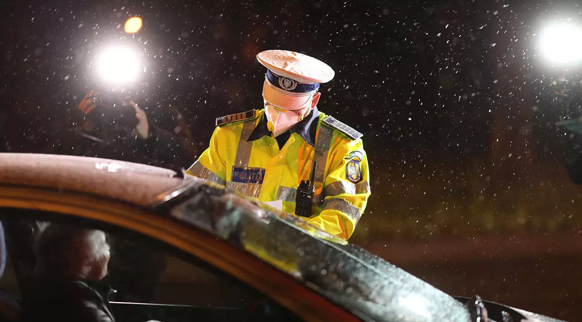 Acuzat că îi făcea scăpați pe unii vitezomani, un agent de poliție a fost achitat de judecători după aproape trei ani. Cum l-au sancționat totuși magistrații