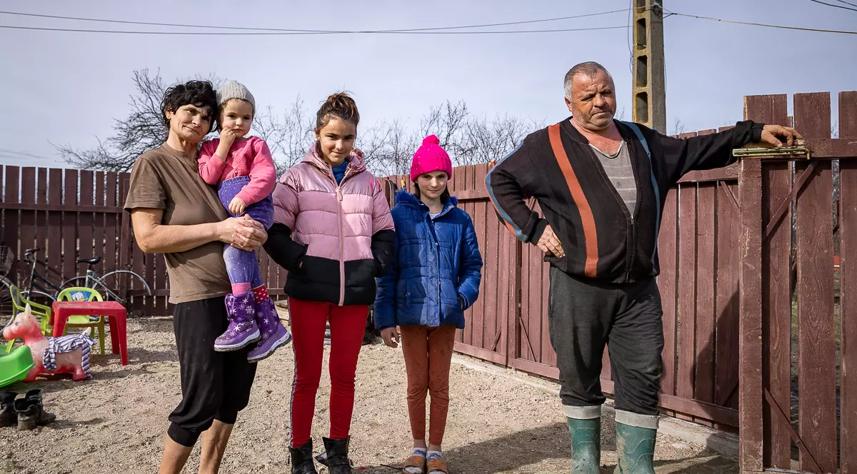 REPORTAJ | Micile prințese din hambar, după aproape un an: familia Mocanu a primit o casă de la voluntari, dar încă nu are curent