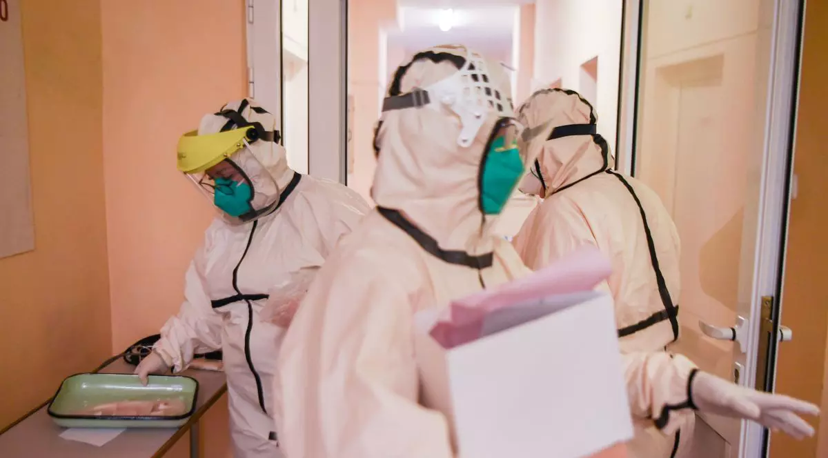 Aproape 2.000 de cazuri noi de COVID, la un număr mic de teste. 72 de oameni au murit, în ultimele 24 de ore