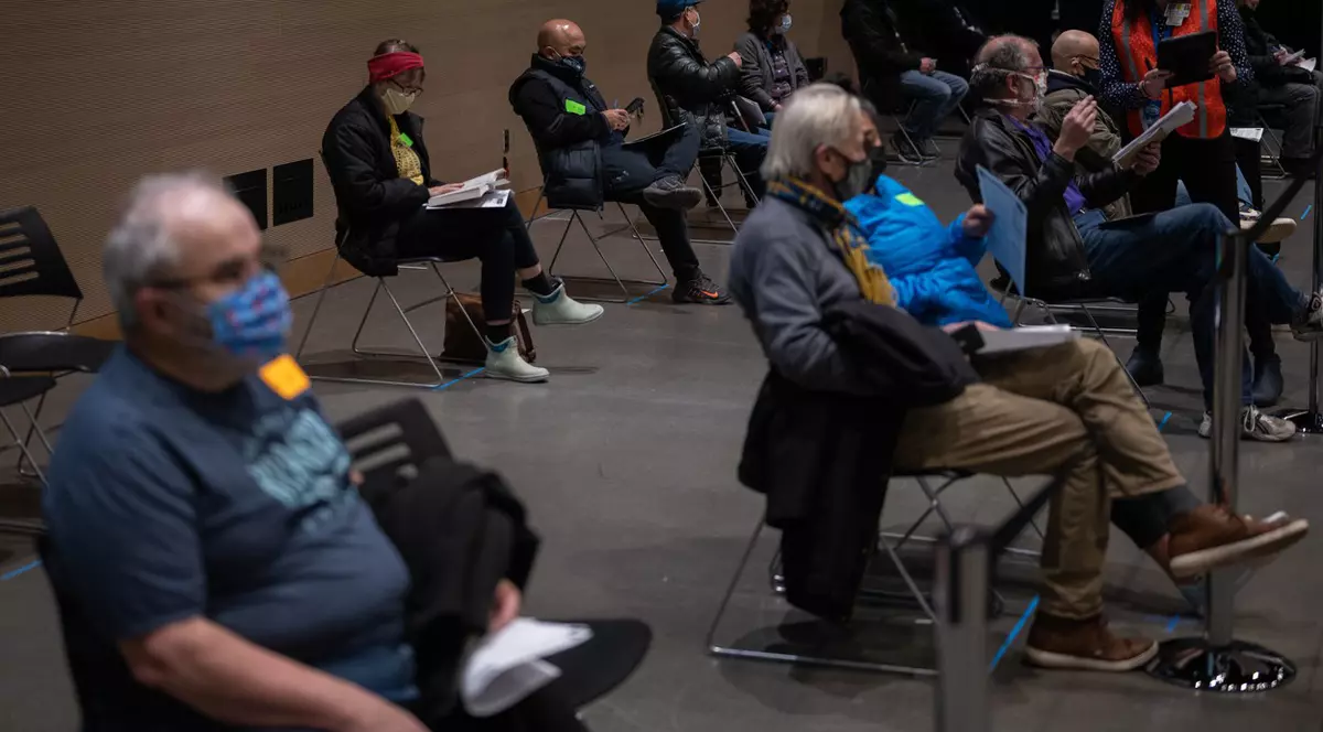 Mobilizare în toiul nopții. 1.600 de oameni au fost vaccinați în patru ore și jumătate, după ce sistemul de refrigerare al unei clinici s-a stricat