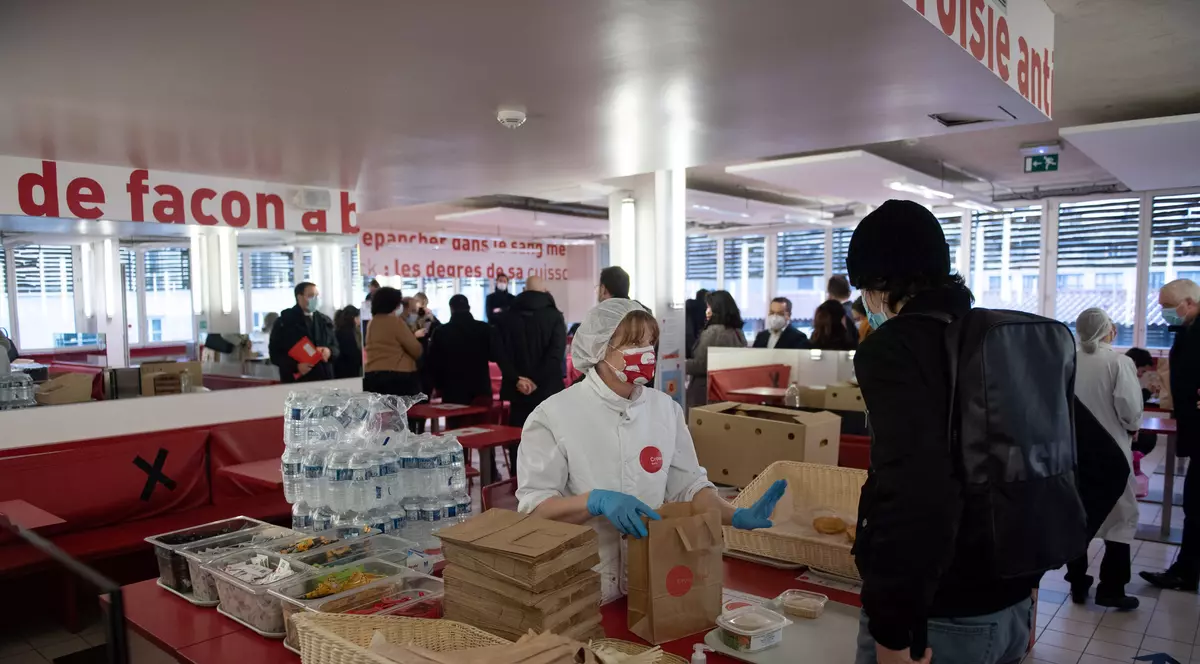 Ajutor nesperat din partea guvernului francez: studenții afectați de pandemie primesc un meniu complet la 1 euro