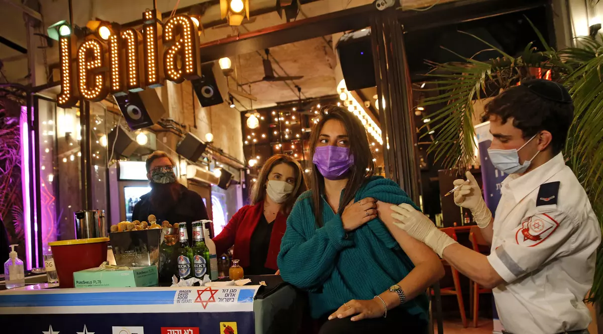 Un bar din Israel, devenit centru de vaccinare, oferă oamenilor băuturi gratis în schimbul imunizării anti-COVID