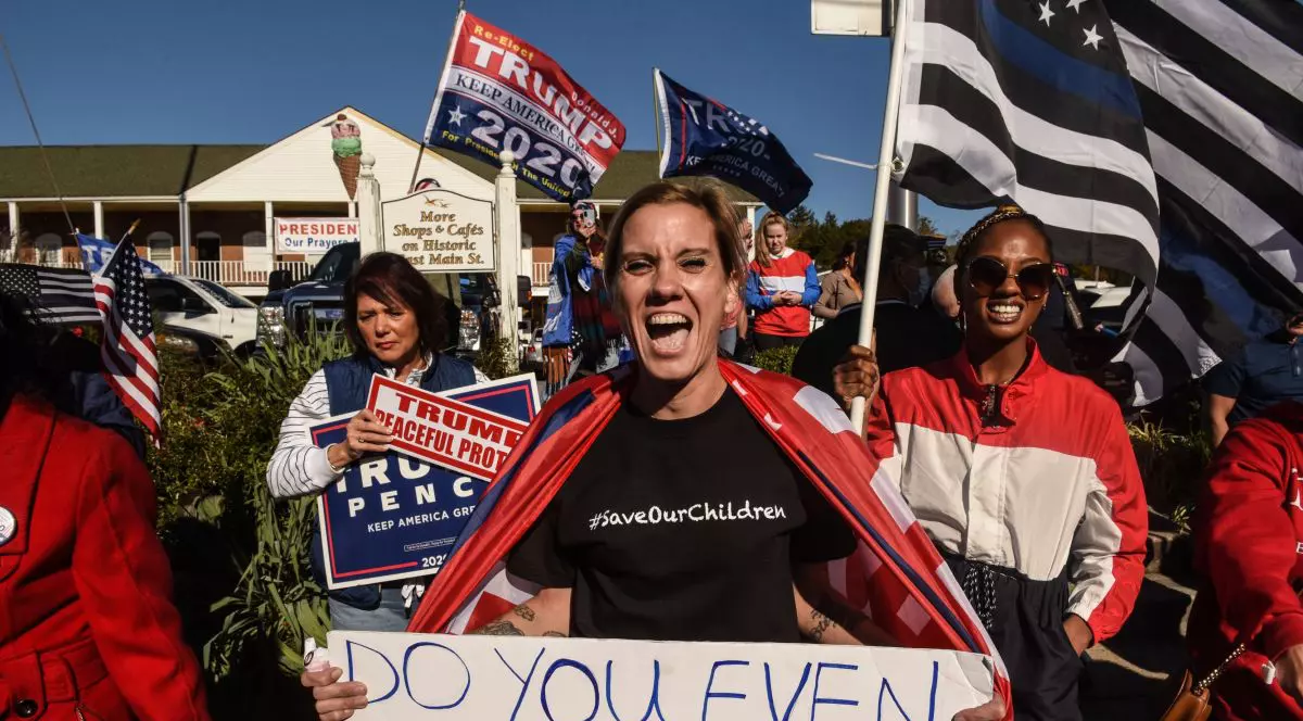 Povestea tinerelor care și-au văzut părinții înghițiți de mișcarea QAnon: „Nu îi mai recunosc pe oamenii cu care am crescut”