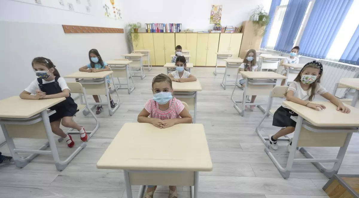 VIDEO Scrisoarea emoționantă pe care o fetiță de 8 ani i-a dat-o învățătoarei, când s-au văzut față-n față, după trei luni de ore online