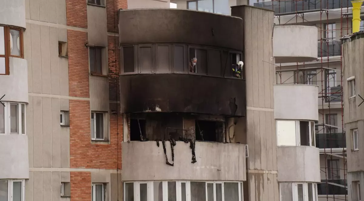 Femeia din Constanța care a căzut de la etajul 6 în timp ce încerca să scape dintr-un incendiu a murit sub ochii pompierilor ajunși fără scară și saltea. Reacția ISU: „Nu avem saltele în dotare”