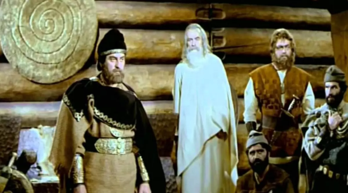 Dacă TVR vrea să întrețină nostalgii comuniste, de ce nu difuzează discursurile lui Ceaușescu, în loc de filmele  lui Sergiu Nicolaescu?