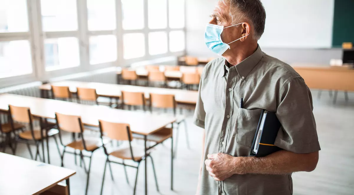 STUDIU | Care au fost cele mai mari probleme resimțite de profesori într-un an de școală online