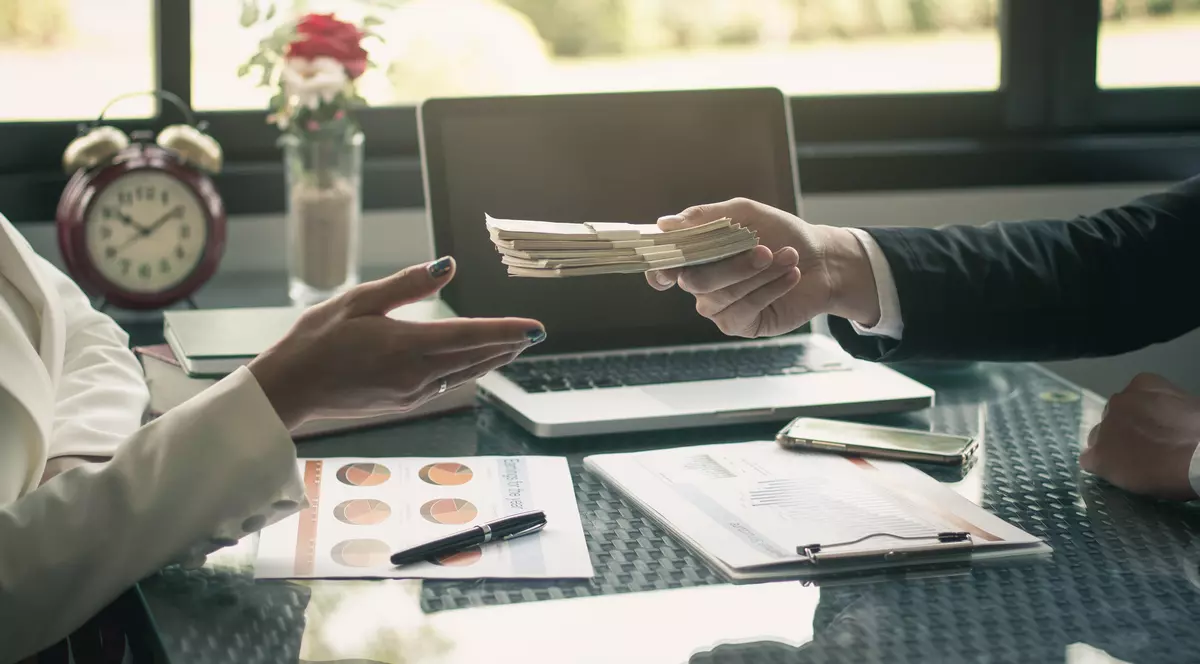 Știi câți bani câștigi de fapt? Iată cum să calculezi diferența dintre venitul „în mână” și venitul „în buzunar” (Publicitate)