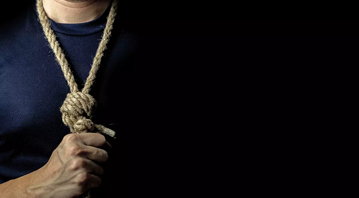 O familie din Iași și-a găsit fiul spânzurat, după un mesaj de adio trimis de acesta prietenilor online. Tânărul are șanse să rămână în viață