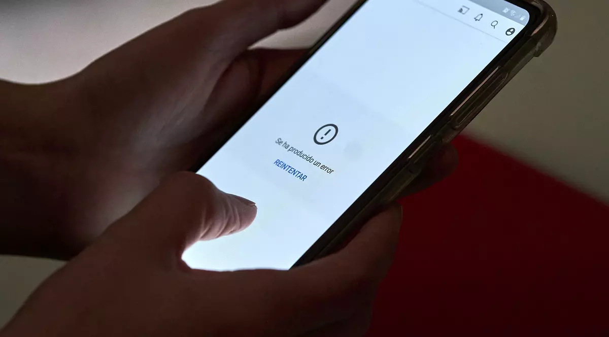 Telefonul, pe post de buletin. Germania va permite cetățenilor săi să stocheze datele de identificare pe smartphone-uri. Telefon ținut în mână de un bărbat