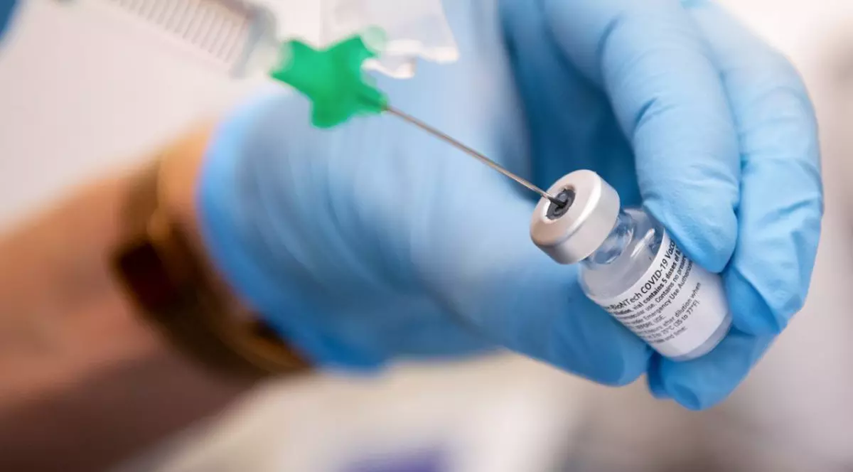 CNCAV: O femeie din Timiș a avut reacții adverse la rapelul cu vaccinul Pfizer, dar și-a revenit și se simte bine