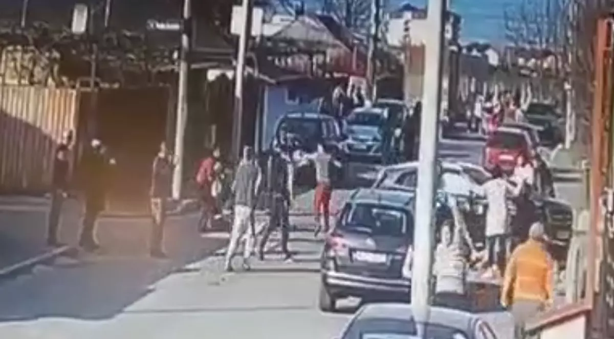 Imaginile șocante surprinse de camerele de supraveghere cu accidentul în care două fete au fost ucise pe trotuar