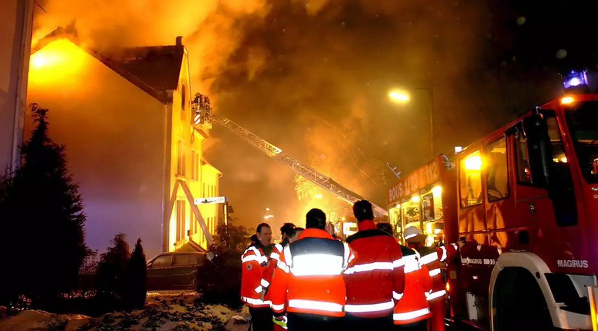 Un german și-a dat foc la casă, după ce a încercat să dezghețe țevile de apă cu un uscător de păr