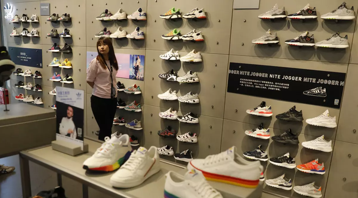 Gestul unui poliţist italian, după ce a dat peste un român încălţat cu adidașii care-i fuseseră furaţi