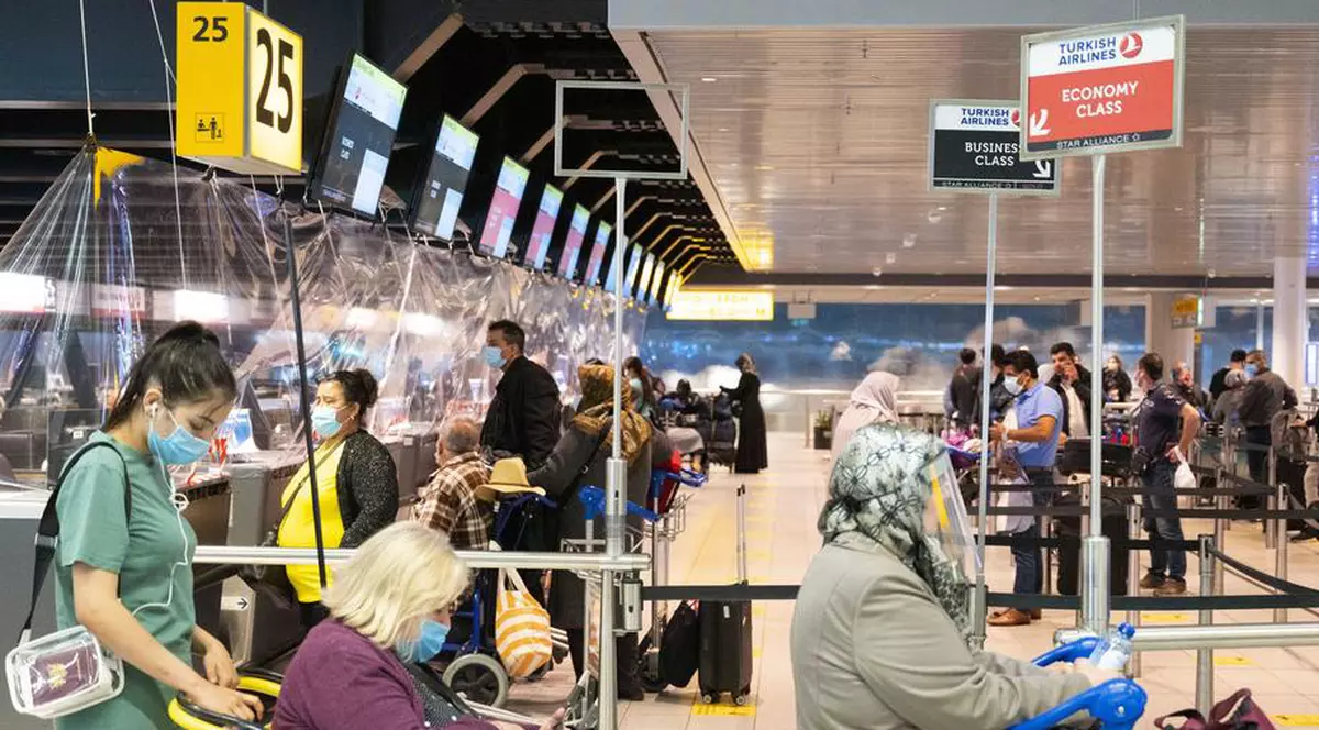 Români blocați în aeroportul din Istanbul, dintr-o eroare. Li s-a cerut test PCR, deși acesta e obligatoriu abia din 12 februarie