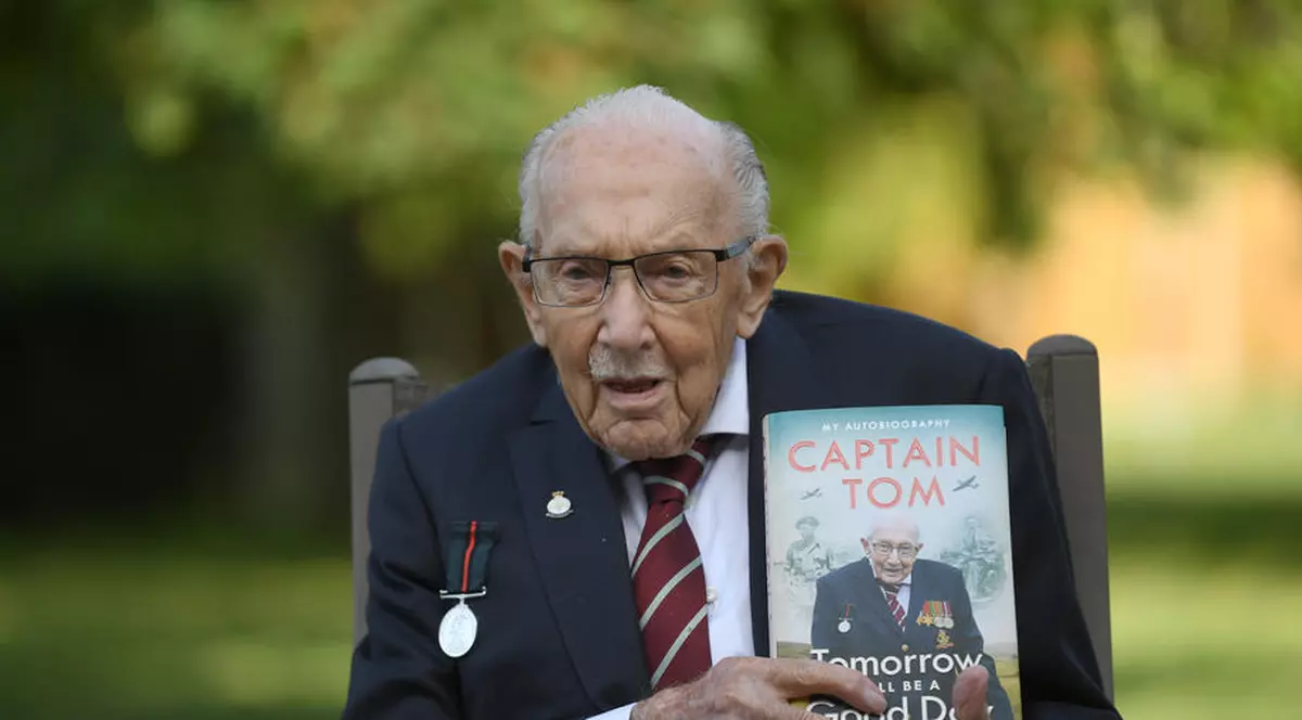 Sir Tom Moore, veteranul de război de 100 de ani care a strâns peste 32 de milioane de lire sterline pentru medicii din Marea Britanie, a murit de COVID