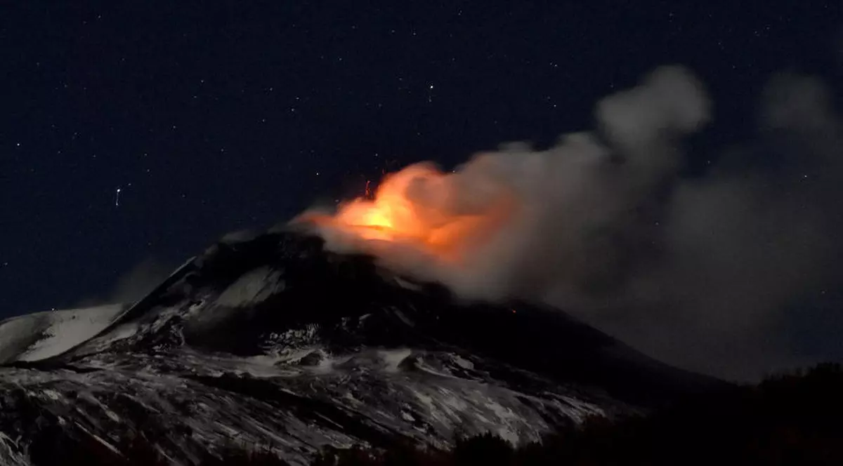 VIDEO | Vulcanul Etna a erupt de două ori în mai puțin de 48 de ore. Imagini spectaculoase