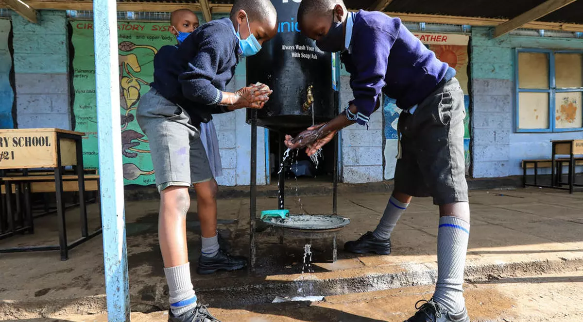 Educația în lume. Elevii din Marea Britanie ar putea reveni în clase pe 8 martie, Kenya vrea să introducă bătaia la școală ca metodă de disciplinare