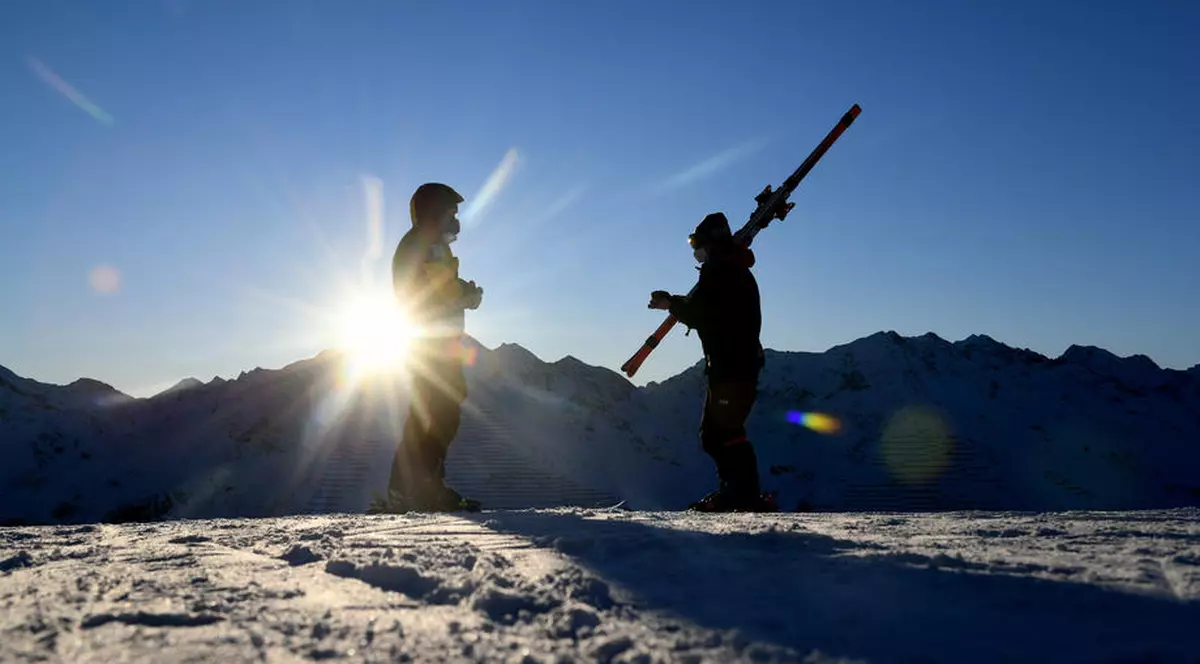 „Să poți schia fără nimeni în jurul tău e fenomenal”. Cum arată sezonul de schi într-o stațiune austriacă fără turiști, în care doar localnici ajung pe pârtie