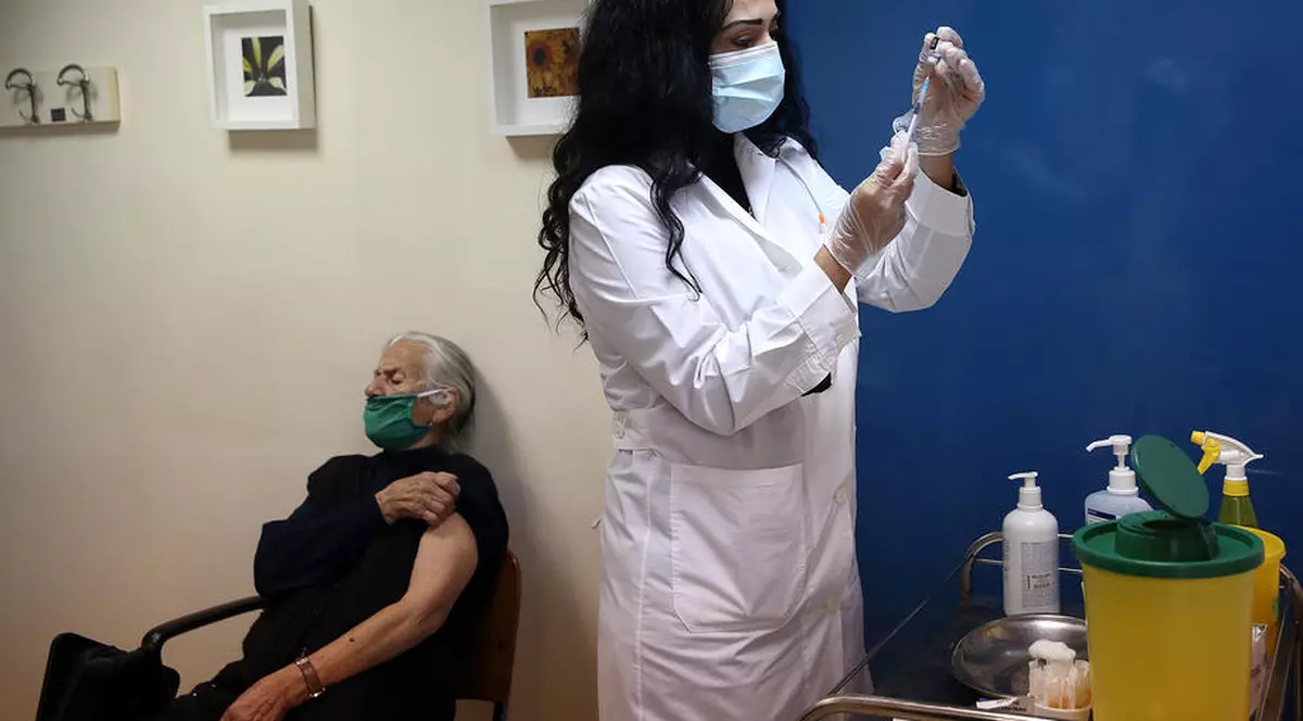 Două femei din Florida s-au deghizat în bunicuțe ca să primească mai repede vaccinul anti-COVID