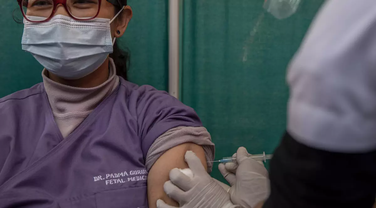 Universitatea Oxford le-a ascuns voluntarilor la studiul vaccinului său anti-COVID că au primit o doză greșită