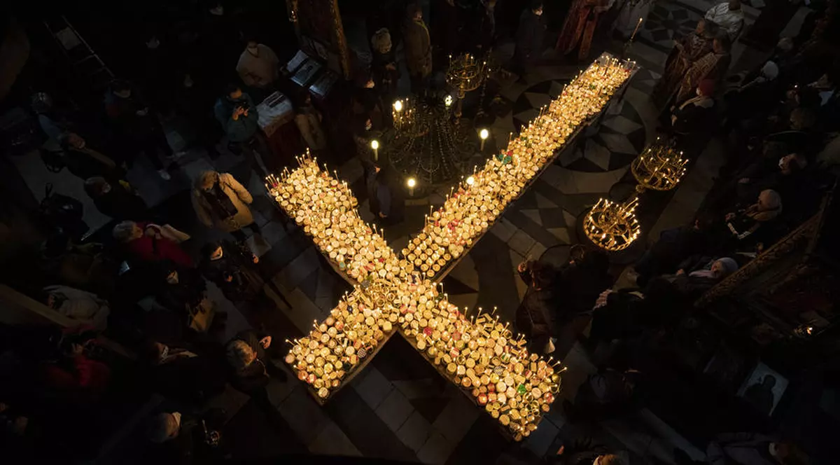 Preoţi bulgari le-au oferit credincioşilor miere ”sfinţită” care ar vindeca toate bolile, inclusiv COVID-19