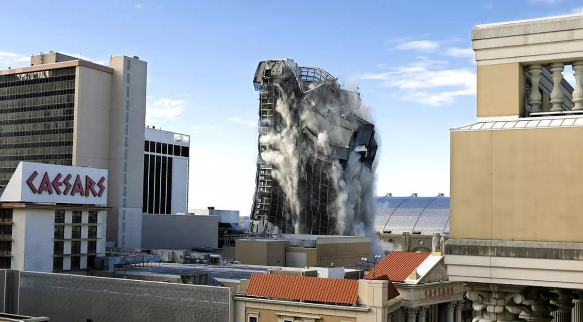 VIDEO | Un hotel deținut în trecut de Donald Trump a fost demolat prin implozie. Hotelurile din jur au vândut bilete la „spectacol”