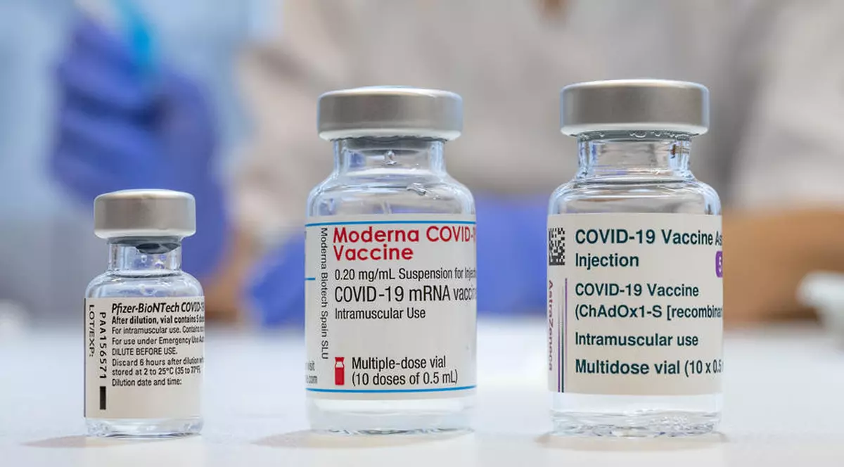 Un vaccin Moderna modificat va fi testat în studii clinice împotriva noii tulpini sud-africane de COVID-19